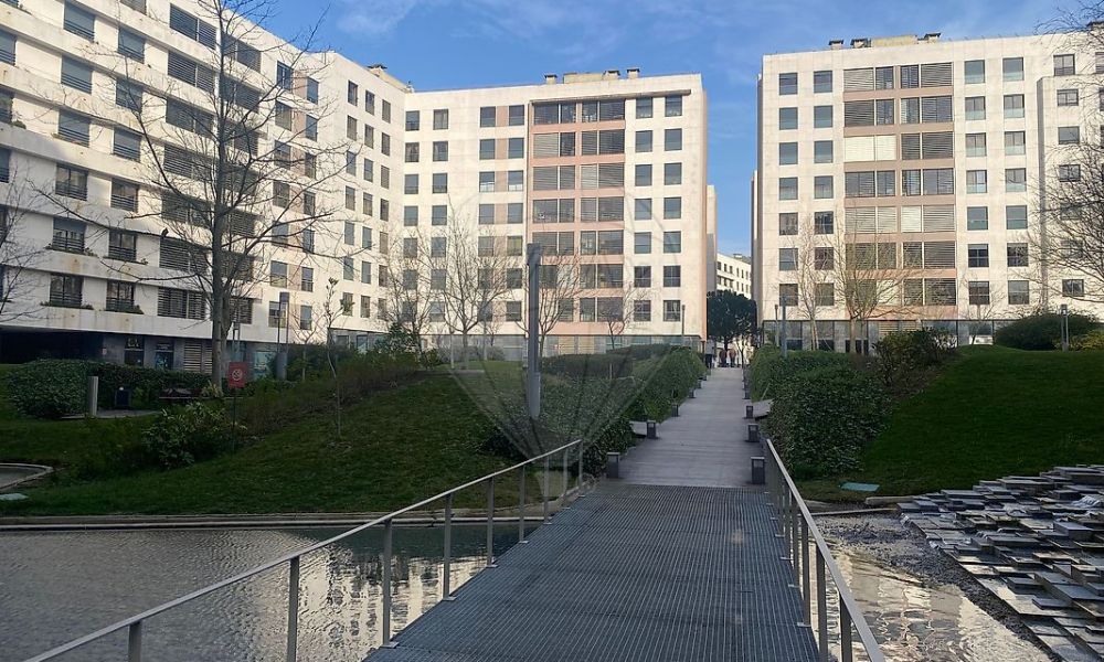 b81d1b16-659d-46e7-ba5d-458a3b93de15-1